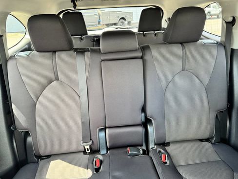 Used 2020 Toyota Highlander LE AWD/4WD image 16
