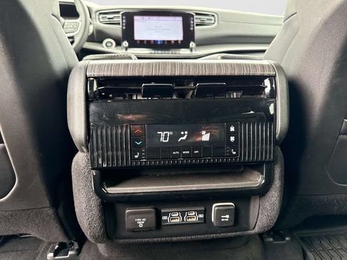 Used 2024 Jeep Wagoneer L Series II w/ Flexible Seating Group RWD image 17