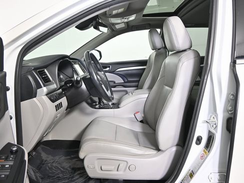 Used 2018 Toyota Highlander XLE image 22