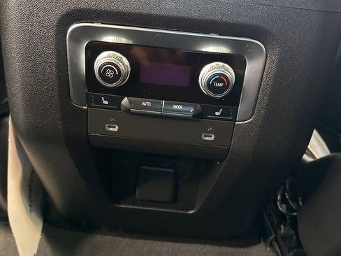 Used 2021 GMC Yukon SLT w/ SLT Premium Package image 15