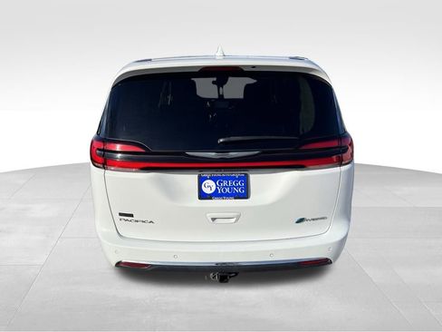 Used 2022 Chrysler Pacifica Touring-L w/ Uconnect Theater Family Group image 5