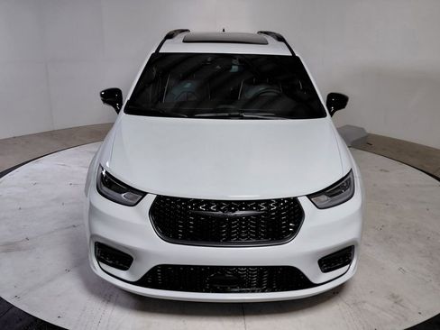 New 2026 Chrysler Pacifica Limited w/ S Appearance Package image 2