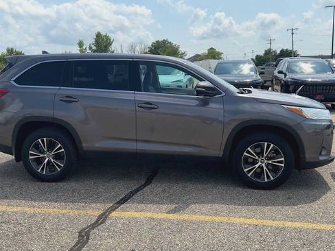 Used 2019 Toyota Highlander Plus AWD/4WD image 3