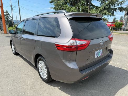 Used 2015 Toyota Sienna XLE w/ XLE Navigation Package FWD image 3