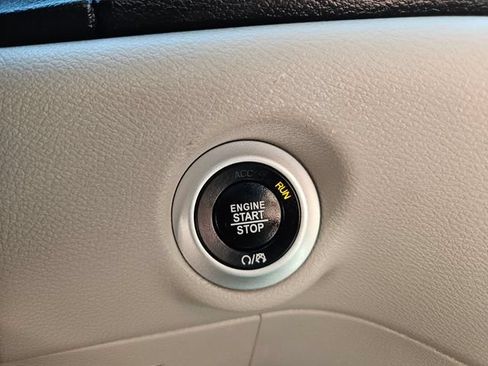 Used 2024 Chrysler Pacifica Touring-L FWD image 27
