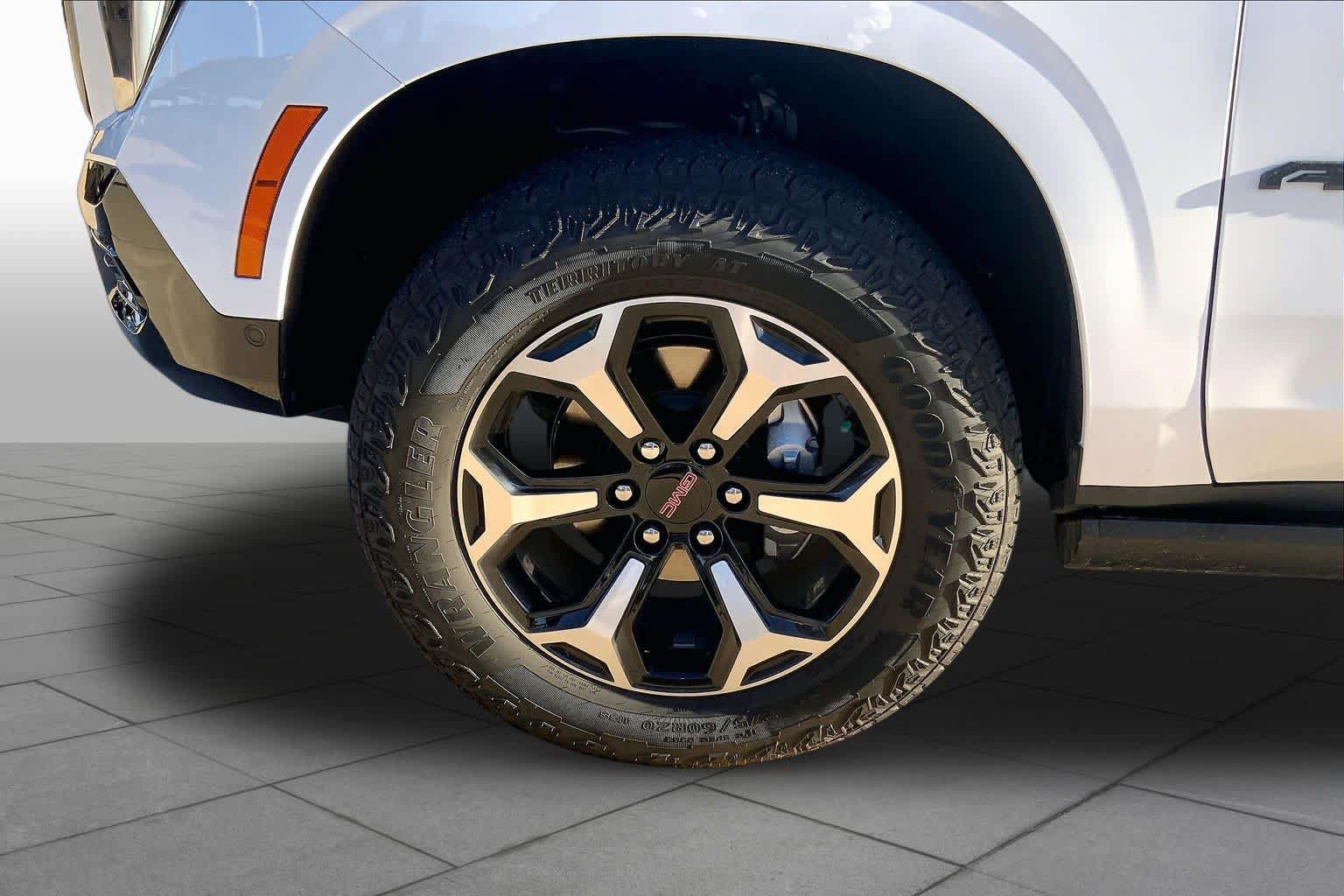 Used 2025 GMC Yukon AT4 w/ AT4 Premium Plus Package AWD/4WD image 11
