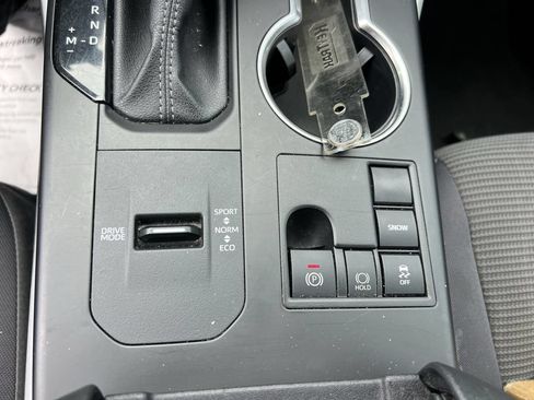 Used 2024 Toyota Highlander LE FWD image 29