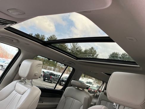 Used 2023 Jeep Wagoneer L Series III w/ Premium Group I image 21