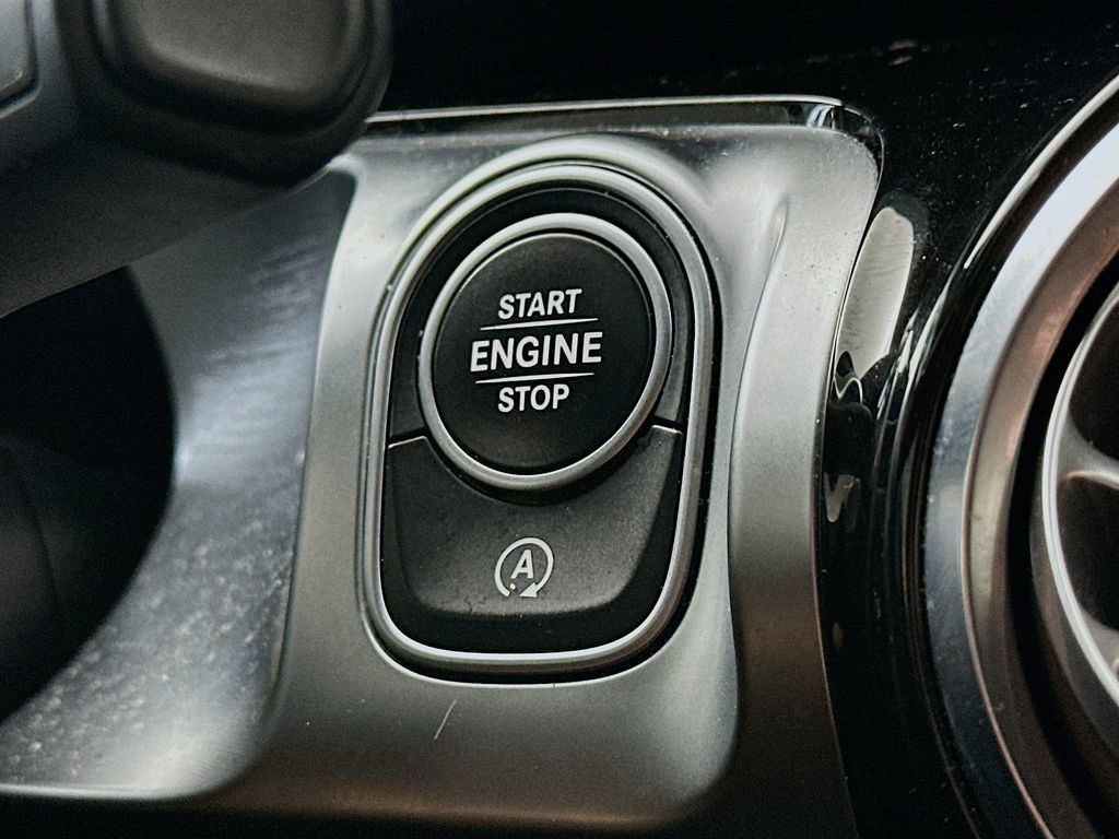 Used 2021 Mercedes-Benz GLB 250 w/ Premium Package image 27