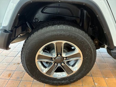 Used 2022 Jeep Wrangler Unlimited Sahara w/ Cold Weather Group image 31