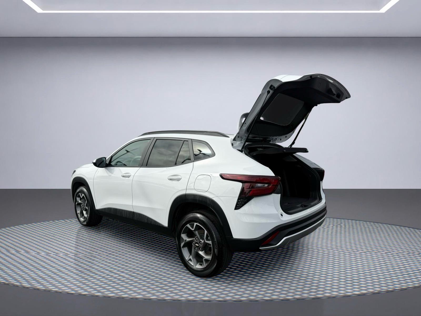 Used 2025 Chevrolet Trax LT w/ LT Convenience Package FWD image 8