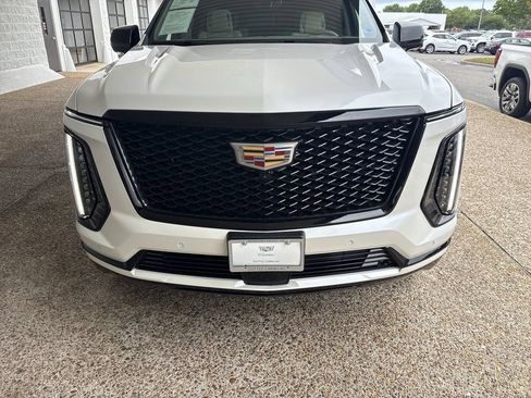 Certified 2025 Cadillac Escalade ESV Sport Platinum w/ LPO, Floor Liner Package AWD/4WD image 32