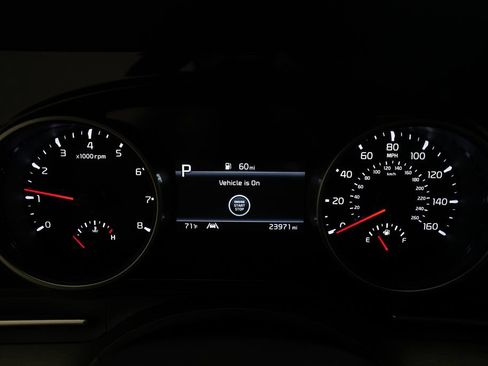 Used 2024 Kia Carnival EX FWD image 2
