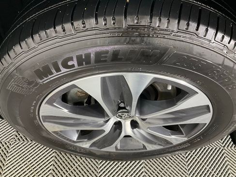 Used 2024 Toyota Highlander XLE image 10