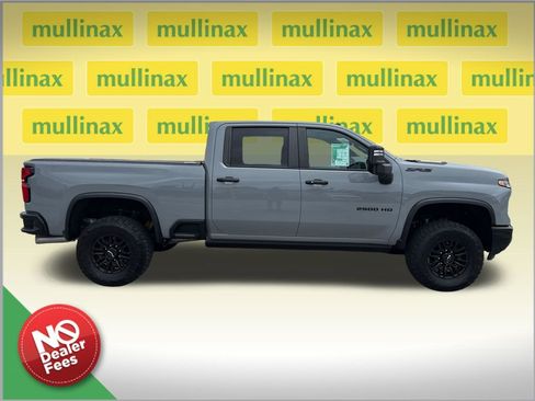 Used 2024 Chevrolet Silverado 2500 ZR2 w/ Technology Package image 2
