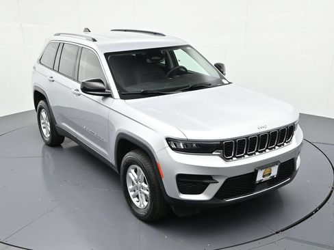 Used 2023 Jeep Grand Cherokee Laredo w/ Luxury Tech Group I AWD/4WD image 14