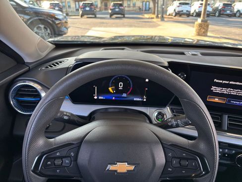 Used 2025 Chevrolet Trax LT image 28