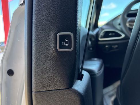 Used 2025 Chrysler Pacifica Select FWD image 23