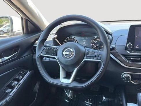 Used 2023 Nissan Altima 2.5 SV AWD/4WD image 12
