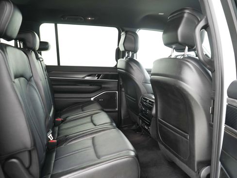 Used 2024 Jeep Wagoneer Series II w/ Flexible Seating Group AWD/4WD image 12