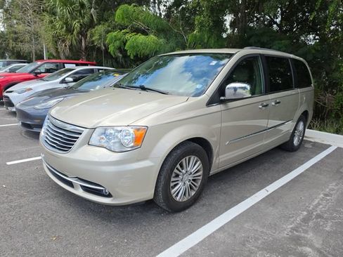 Used 2016 Chrysler Town & Country Touring-L FWD image 3