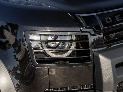 Used 2025 Land Rover Defender 90 X-Dynamic SE image 12