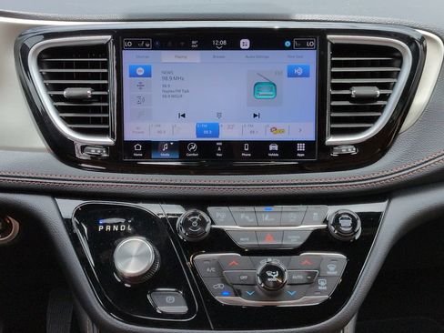Used 2024 Chrysler Pacifica Pinnacle AWD/4WD image 18