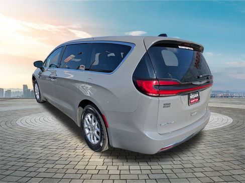 Used 2023 Chrysler Pacifica Touring-L FWD image 7