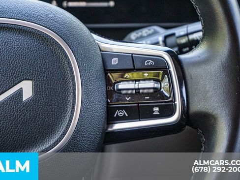 Used 2025 Kia Carnival FWD image 31