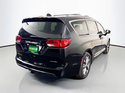 Used 2017 Chrysler Pacifica Limited w/ UConnect Theater Package FWD image 10