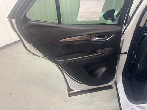 Used 2023 Buick Envision Avenir image 30