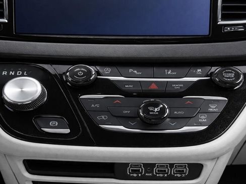 Used 2023 Chrysler Pacifica Touring-L FWD image 18