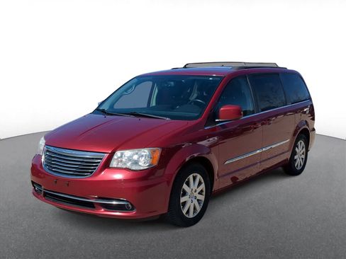 Used 2014 Chrysler Town & Country Touring image 4