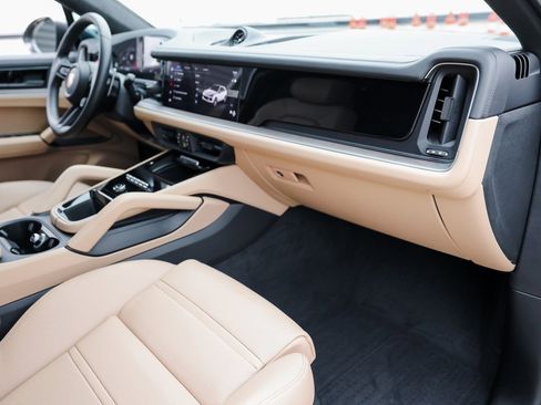 Certified 2024 Porsche Cayenne S image 28