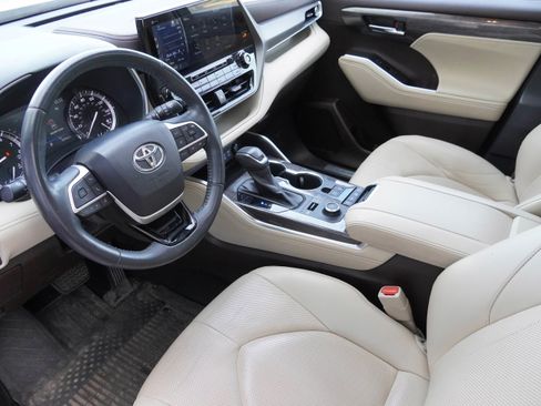 Used 2022 Toyota Highlander Limited image 9