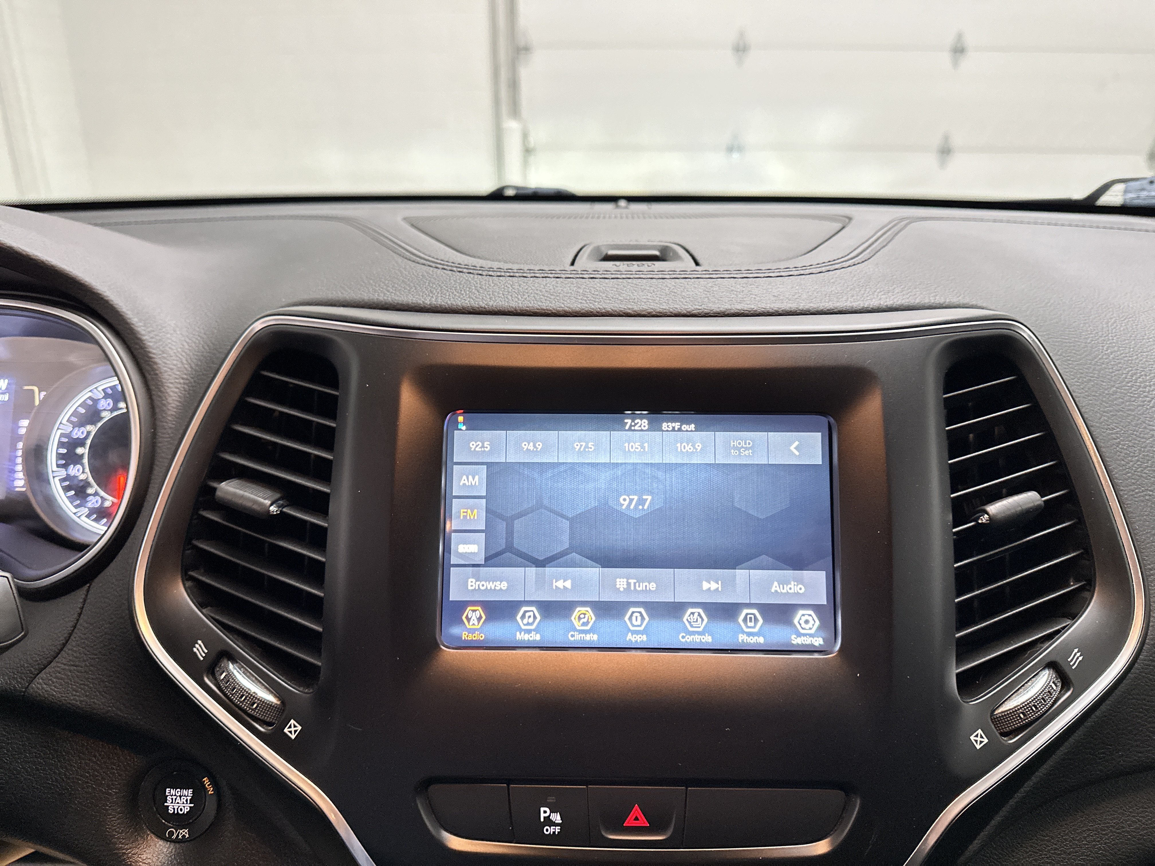 Used 2019 Jeep Cherokee Latitude Plus w/ Cold Weather Group AWD/4WD image 30