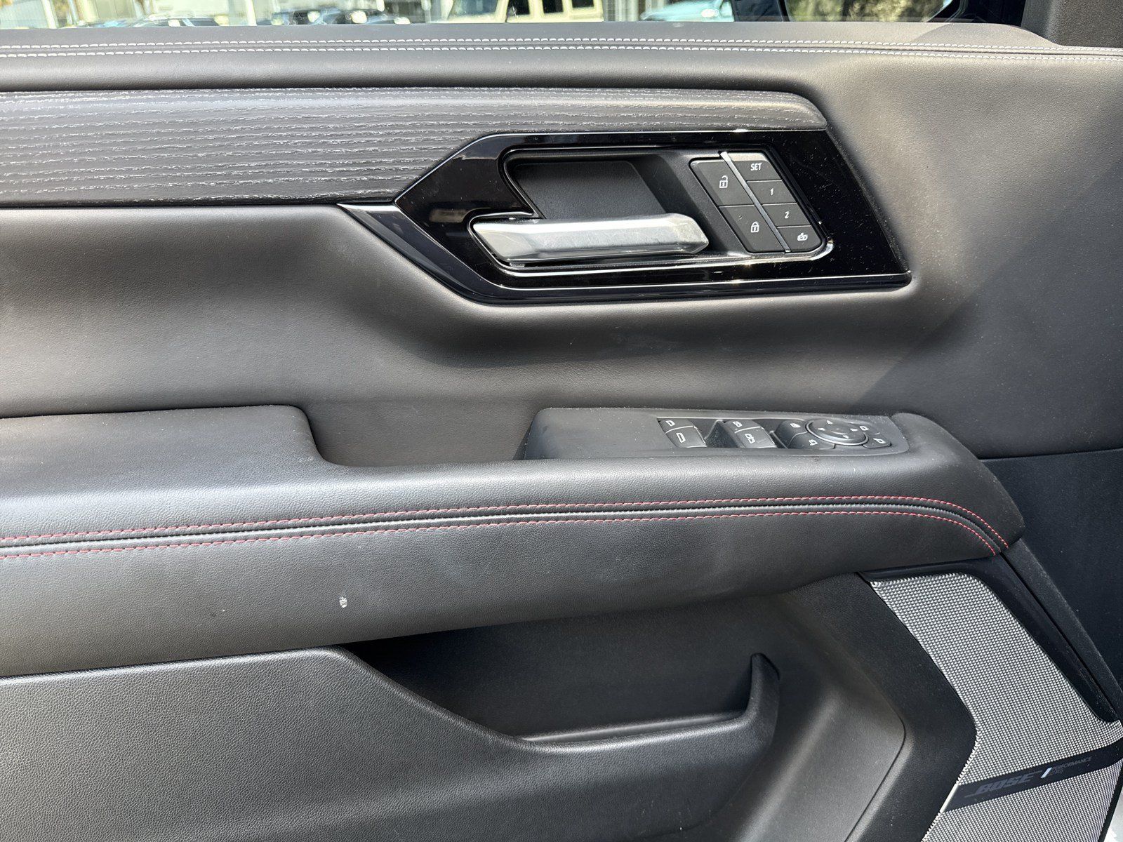 Used 2025 GMC Yukon AT4 Ultimate AWD/4WD image 2