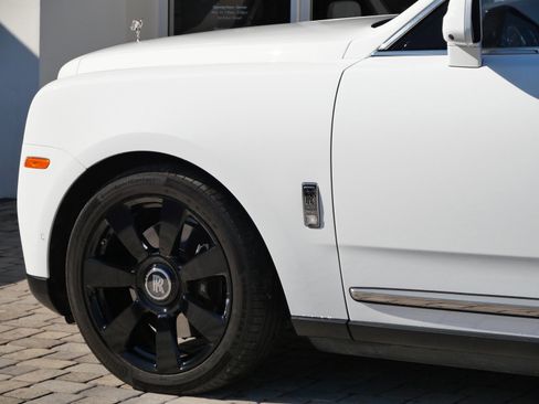 Used 2022 Rolls-Royce Cullinan w/ Cullinan Package image 13