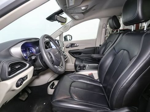 Used 2023 Chrysler Pacifica Touring-L FWD image 40