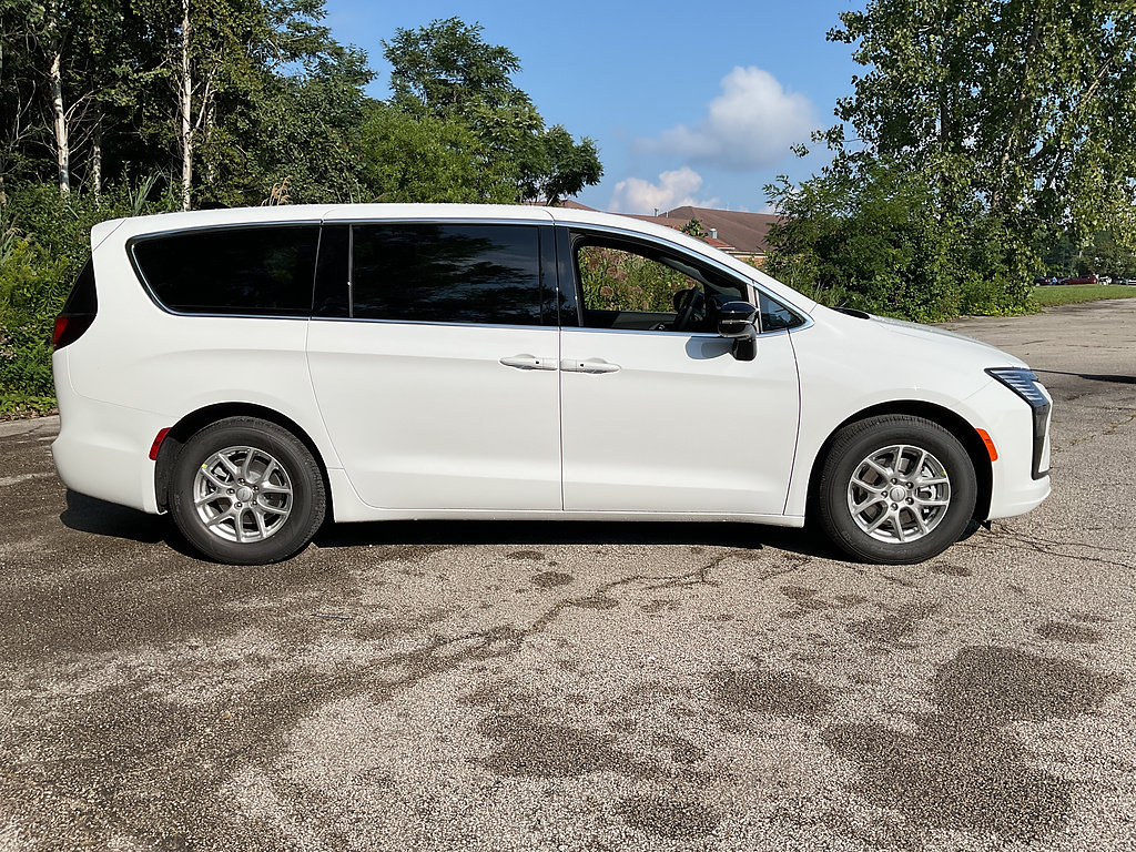 New 2027 Chrysler Pacifica Select FWD image 4