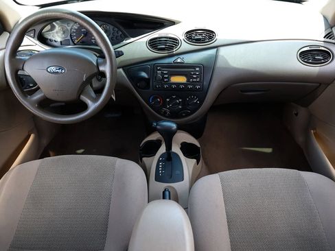 Used 2004 Ford Focus SE FWD image 2