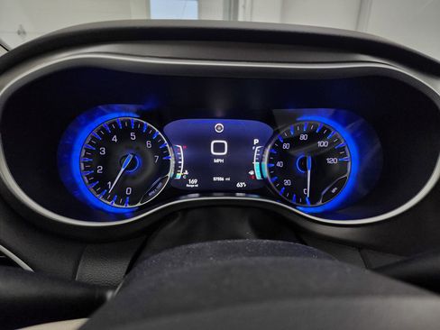 Used 2024 Chrysler Pacifica Touring-L image 11