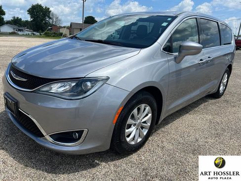 Used 2019 Chrysler Pacifica Touring Plus w/ Cold Weather Group FWD image 1
