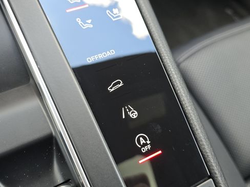 Certified 2025 Porsche Macan image 28