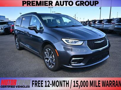 Used 2022 Chrysler Pacifica Limited w/ Uconnect Theater Family Group
