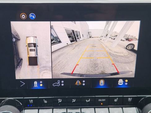 Used 2025 Chevrolet Colorado ZR2 w/ Technology Package AWD/4WD image 15