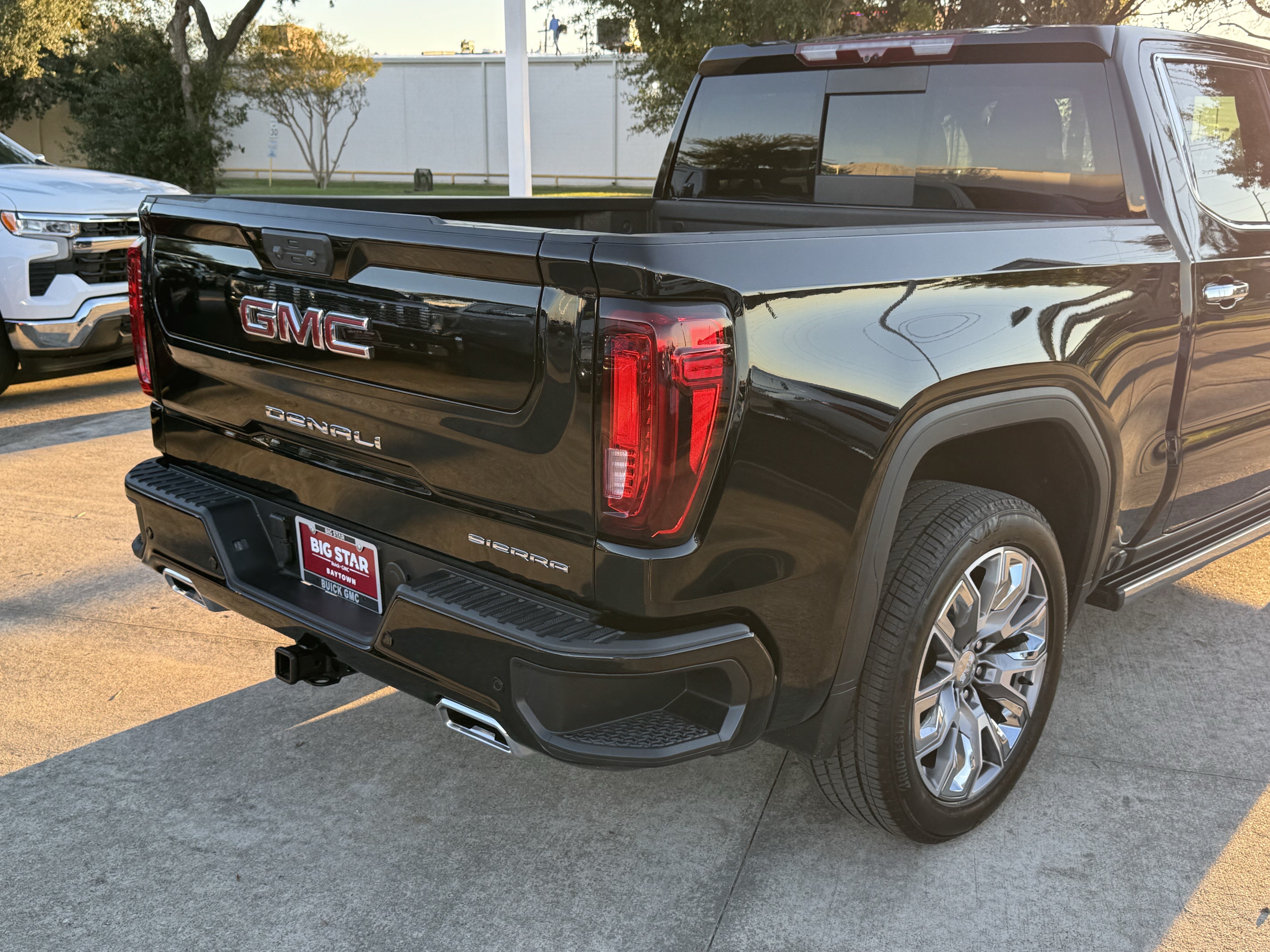 Used 2025 GMC Sierra 1500 Denali w/ Denali Reserve Package AWD/4WD image 7