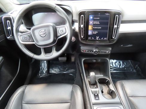 Used 2019 Volvo XC40 T4 Momentum FWD image 16