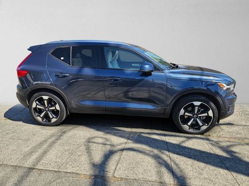 Used 2021 Volvo XC40 T5 Momentum w/ Premium Package AWD/4WD image 2