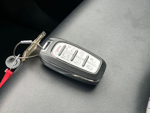 Used 2025 Chrysler Pacifica Select image 21